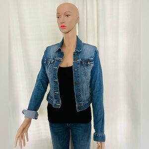 Classic Denim Jean Jacket – Timeless Blue Wash.